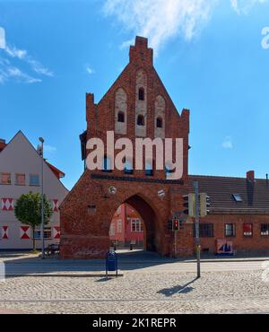 Altes Wassertor (porta d'acqua vecchia), una porta gotica del porto dal 1450 presso il Vecchio Porto nella Città Vecchia, Città anseatica di Wismar, Germania. Foto Stock
