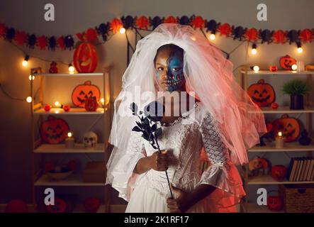 Ritratto di giovane donna nera vestita come sposa morta alla festa in costume di Halloween Foto Stock