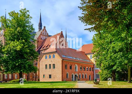 Park am Fürstenhof (Parco presso la Corte del Principe) con vista sul Fürstenhof e la Chiesa di San Giorgio, Wismar, Germania. Foto Stock