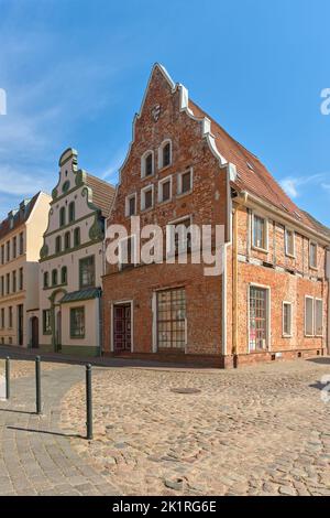 Storico 17th ° secolo barocchi a capanna di fronte al Brauhaus am Lohberg presso il Vecchio Porto nella città vecchia di Wismar, Germania. Foto Stock