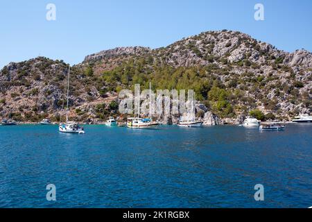 Barche a motore ormeggiate e navi in mare vicino alla località Marmaris. Marina di Marmaris. Marmaris, Turchia - 7 settembre 2021 Foto Stock