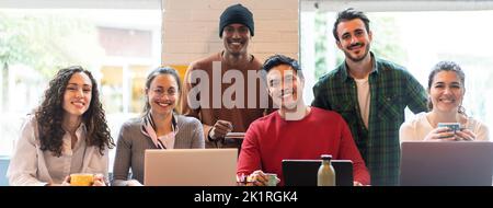 Banner o intestazione orizzontale con sorridenti colleghi multietnici che guardano la fotocamera facendo foto di squadra in un ufficio moderno insieme - gruppo di lavoro diversificato o. Foto Stock