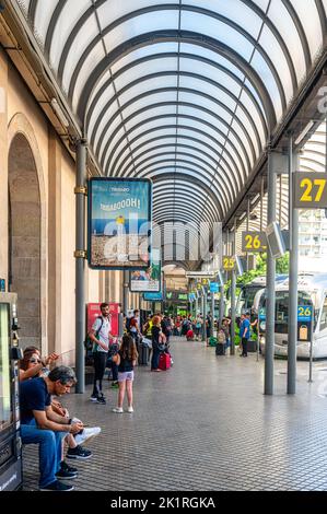 Stazione degli autobus di Barcellona Nord. Persone nella piattaforma dell'edificio dei trasporti. Foto Stock