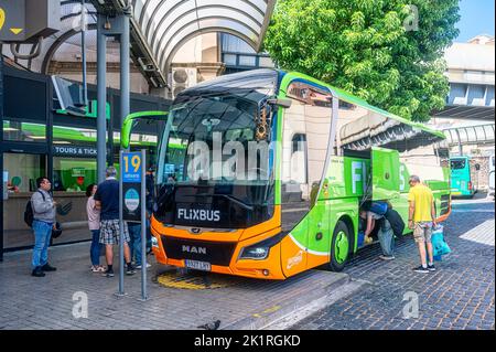 Stazione degli autobus di Barcellona Nord. Persone a bordo di un autobus Man della compagnia Flixbus. Foto Stock