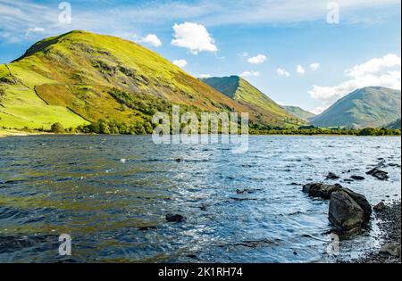 Guardando attraverso Bratherswater al Passo Kirkstone nel Parco Nazionale del Distretto dei Laghi in settembre con cielo blu e sole Foto Stock