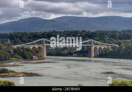 Il Menai Bridge dalla costa del Galles del Nord attraverso Ynys Mon o Anglesey Foto Stock