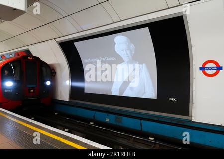 REGNO UNITO, Londra: 10th settembre 2022 Uno schermo alla stazione della metropolitana Victoria visualizza un messaggio dopo la morte di sua Maestà Regina Eliz Foto Stock