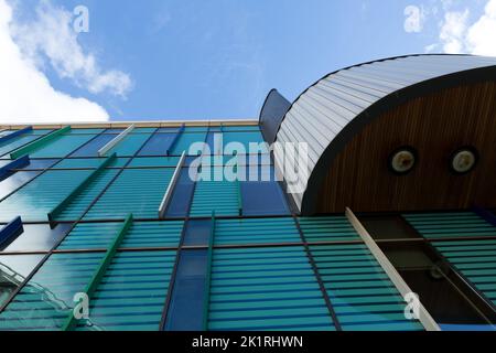 Guardando verso il cielo blu di fronte all'ingresso del One Spa and Health Club, Exchange Crescent, Conference Square, Edimburgo, Scozia Foto Stock