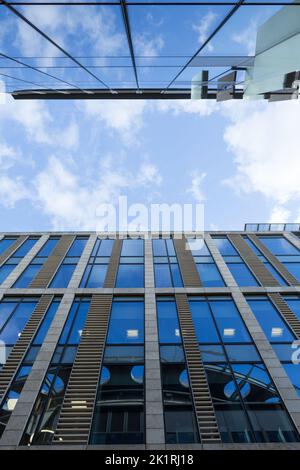 Guardando verso il cielo blu attraverso alti edifici di uffici in Conference Square, Edinburgo, Scozia Foto Stock