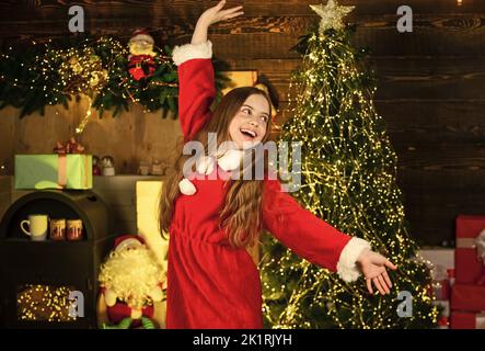 Felice infanzia. Bambina festeggia il natale. Noleggio accessori per le vacanze. Servizi di noleggio decorazioni. Concetto di vacanza invernale. Festeggia il nuovo anno Foto Stock