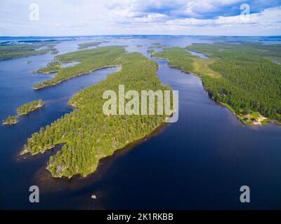 Vista aerea delle isole e delle tradizionali case in legno sulla riva del lago Inari, Finlandia Foto Stock