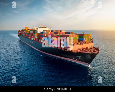 Vista aerea di una grande nave da carico con container caricato Foto Stock