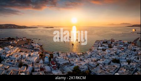 Vista panoramica sul tramonto estivo della città di Mykonos Foto Stock