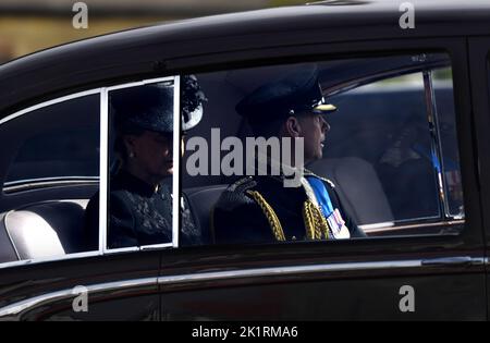 Londra, Regno Unito. Il giorno del funerale di Stato della regina Elisabetta II L'auto che trasporta il principe Edoardo, conte di Wessex, e la moglie Sophie, passa lungo West Cro Foto Stock