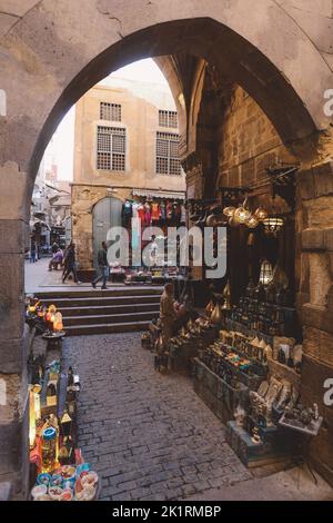 Cairo, Egitto - 15 novembre 2020: Khan el-Khalili famoso bazar nel centro storico del Cairo Foto Stock