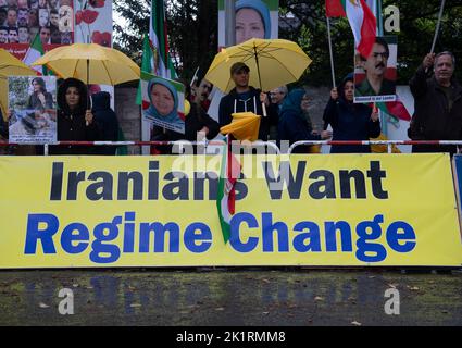 Berlino, Germania. 20th Set, 2022. I membri del Consiglio Nazionale di resistenza dell'Iran (NWRI) dimostrano di fronte all'Ambasciata iraniana a Berlino. L'occasione per la protesta è la morte di Mahsa Amini. La giovane donna era stata arrestata martedì scorso dalla polizia morale e religiosa a causa del suo "vestito non islamico”. Credit: Paul Zinken/dpa/Alamy Live News Foto Stock