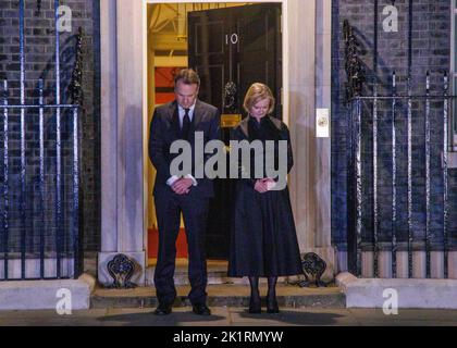 Primo Ministro, Liz Truss e suo marito Hugh o'Leary, osservare un minuto di silenzio alla porta numero 10 per ricordare la regina Elisabetta II Foto Stock