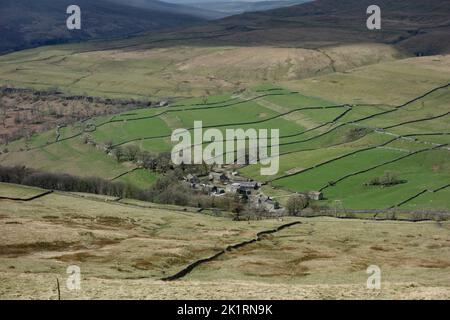 Il piccolo borgo di Cray dal sentiero da Buckden Pike in Upper Wharfedale nel Parco Nazionale Yorkshire Dales, Inghilterra, Regno Unito. Foto Stock