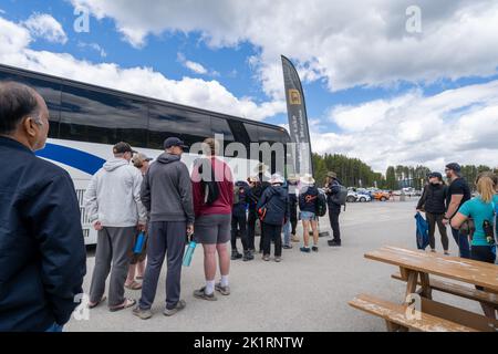 Lago Louise, Alberta, Canada - 9 luglio 2022: I turisti aspettano di salire a bordo di un bus navetta per guidarli al lago Louise e al lago Moraine, durante il occupato e c Foto Stock