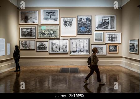 Londra, Regno Unito. 20th Set, 2022. Primi disegni - William Kentridge, l'artista vivente più celebrato del Sudafrica, una nuova mostra alla Royal Academy of Arts. Trasformare le Gallerie principali con la più grande mostra dell'opera dell'artista nel Regno Unito. Molti pezzi non sono mai stati visti prima, e alcuni sono stati realizzati specificamente per lo spettacolo. Che si estende per 40 anni con arazzi larghi 4 metri, i suoi caratteristici alberi di carbone e fiori e il grande schermo. Lo spettacolo si svolge dal 24 settembre al 11 dicembre 2022. Credit: Guy Bell/Alamy Live News Foto Stock