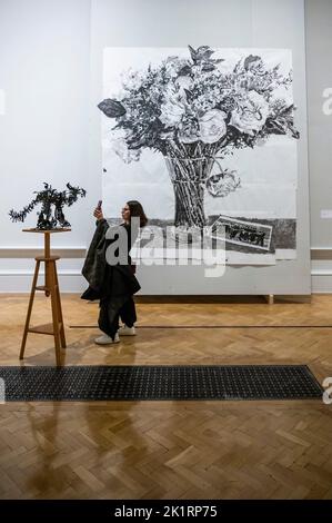 Londra, Regno Unito. 20th Set, 2022. Cat Coffee Pot, 2019 con l'esecuzione di Maximillian, 2017 - William Kentridge, l'artista vivente più celebrato del Sudafrica, una nuova mostra alla Royal Academy of Arts. Trasformare le Gallerie principali con la più grande mostra dell'opera dell'artista nel Regno Unito. Molti pezzi non sono mai stati visti prima, e alcuni sono stati realizzati specificamente per lo spettacolo. Che si estende per 40 anni con arazzi larghi 4 metri, i suoi caratteristici alberi di carbone e fiori e il grande schermo. Lo spettacolo si svolge dal 24 settembre al 11 dicembre 2022. Credit: Guy Bell/Alamy Live News Foto Stock