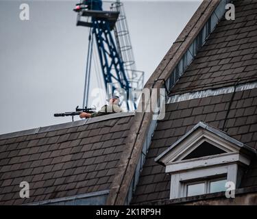 Un cecchino prende lo scopo in cima ad un edificio a Whitehall, Londra, durante il funerale della Regina. Foto Stock