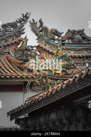 Samut Prakan, Thailandia - 01 maggio 2022 : scultura taiwanese drago decorare sul tetto del tempio taiwanese a Wat thamma katanyu o Tham Katanya Santuario Foun Foto Stock