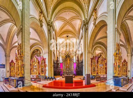 LUCERNA, SVIZZERA - 30 MARZO 2022: Panorama dell'interno della Chiesa di San Leodegaro, il 30 marzo a Lucerna, Svizzera Foto Stock
