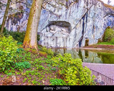 Monumento ai leoni o Lowendenkmal in una scogliera rocciosa nel parco commemorativo di Lucerna, Svizzera Foto Stock