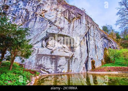 Leone di Lucerna conosciuto anche come Monumento del Leone è il monumento in pietra scolpito in una scogliera rocciosa con un piccolo laghetto commemorativo in un parco di Lucerna, in Svizzera Foto Stock