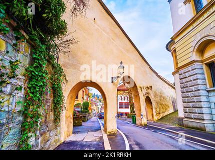 La strada cittadina Museggstrasse passa attraverso gli archi medievali Musegg Mura in Altstadt (città vecchia) di Lucerna, Svizzera Foto Stock