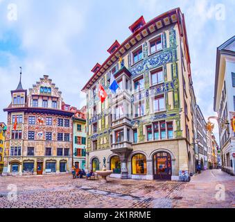 LUCERNA, SVIZZERA - 30 MARZO 2022: Piazza Hirschenplatz con edifici medievali circostanti decorati con affreschi ornamentali sulle facciate, su Marc Foto Stock