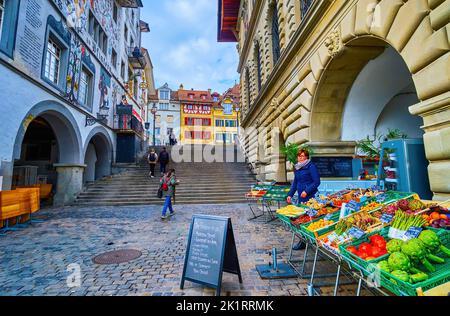 LUCERNA, SVIZZERA - 30 MARZO 2022: Lo stallo del mercato delle verdure nella galleria della casa medievale sul terrapieno di Unter der Egg, il 30 marzo a Lucerna, Foto Stock