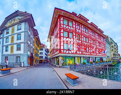 LUCERNA, SVIZZERA - 30 MARZO 2022: Panorama di vecchi edifici ornati con pitture murali al ponte di Reussbrucke in Altstadt, il 30 marzo a Lucerna, Foto Stock