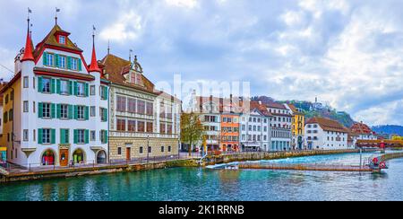 Panorama degli edifici medievali a Needle Dam sul fiume Reuss di Lucerna, Svizzera Foto Stock