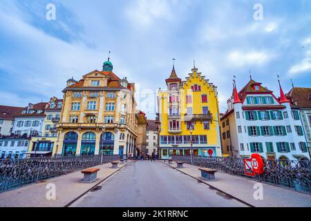 LUCERNA, SVIZZERA - 30 MARZO 2022: Case medievali con facciate panoramiche e torri al ponte di Reussbrucke, il 30 marzo a Lucerna, Svizzera Foto Stock