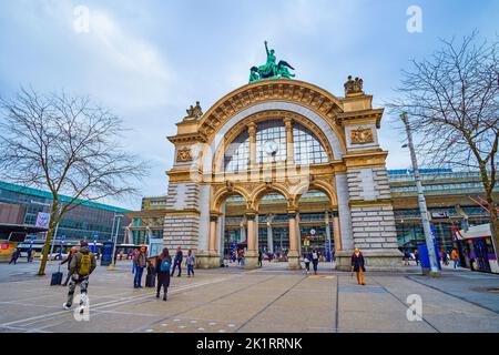 LUCERNA, SVIZZERA - 30 MARZO 2022: L'arco storico è un resti dell'ex stazione ferroviaria situata in piazza Bahnhofpl, il 30 marzo a Lucerna, Foto Stock