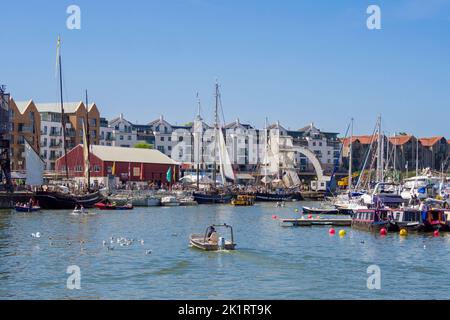 Barche da diporto nel porto galleggiante di Bristol per il Bristol Harbour Festival nell'estate del 2022, Inghilterra, Regno Unito. Foto Stock