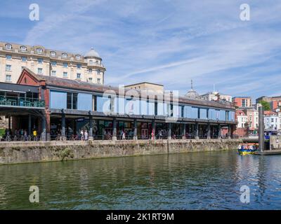 Il cinema Watershed, il caffè, il bar e il centro conferenze, ex magazzini sul porto, accanto alla portata di St Augustine nel porto galleggiante di Bristol, Inghilterra, Regno Unito. Foto Stock