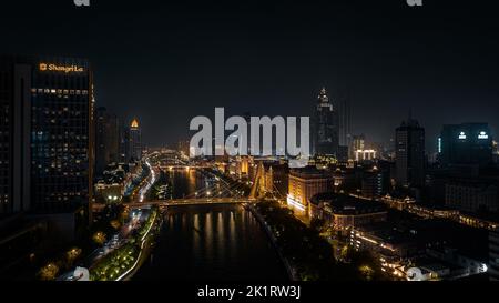 Vista aerea notturna della città sul fiume Haihe a Tianjin, Cina Foto Stock