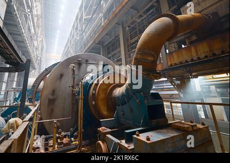 Enorme mulino a sfere di macinazione funziona con minerale in pianta Foto Stock