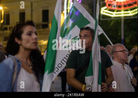 Un sostenitore di PD Party ha visto tenere bandiere. Il Segretario Nazionale del Partito democratico, Enrico letta, si è Unito ad altri membri nazionali e locali del partito per un raduno a Reggio Calabria, in vista delle elezioni nazionali (25 settembre 2022). Foto Stock