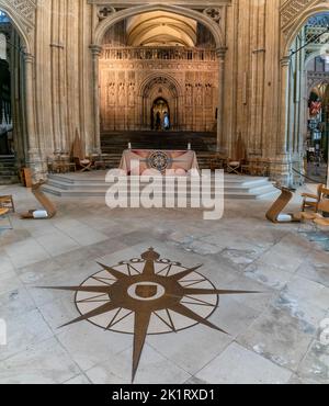 Canterbury, Regno Unito - 10 settembre 2022: Rosa bussola della comunione Anglicana e altare nella navata centrale della Cattedrale di Canterbury Foto Stock