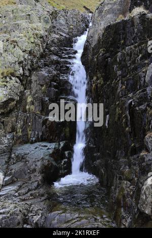 Cascate a Dunmail Gill, alimentato da Grisedale Tarn, Lake District National Park, Cumbria, Inghilterra Foto Stock