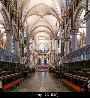 Canterbury, Regno Unito - 10 Settembre, 2022: Veduta del Quire e della scalinata che conduce alla Cappella della Trinità all'interno della storica cattedrale di Canterbury Foto Stock