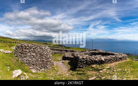 Fahan, Irlanda - 5 agosto, 2022: Vista delle capanne degli alveare di Fahan sulla penisola di Dingle nella contea di Kerry dell'Irlanda occidentale Foto Stock