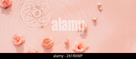 Rosa rose, gocce e onde sulla superficie dell'acqua. Acqua sfondo astratto. Concetto di sfondo per la pubblicità cosmetici, profumi e spa Banner Foto Stock