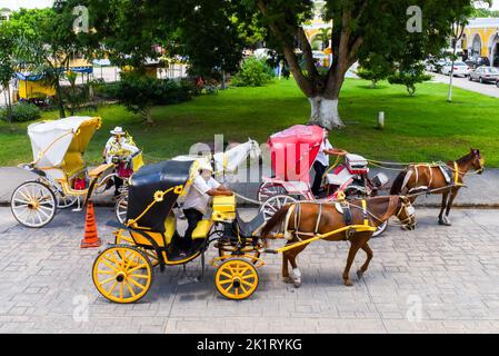 Izamal, carrozze a cavallo per turisti di fronte al Convento di San Antonio de Padova Foto Stock