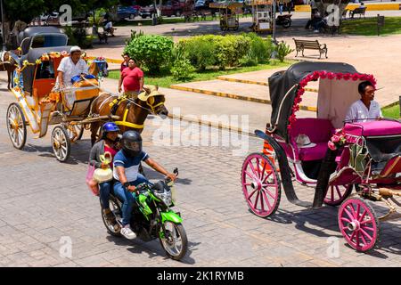 Vita quotidiana, moto e cavalli carrozza nella città di Izamal, Yucatan, Messico Foto Stock