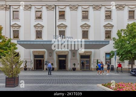 Budapest, Ungheria - 31 luglio 2022: Hotel Hilton di lusso vicino al Castello di Buda Historic Hilltop District. Foto Stock